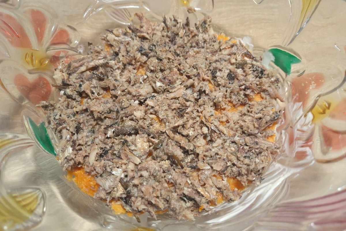 Простой совдеповский салат «Рыбки в пруду» из журнала по кулинарии времен СССР