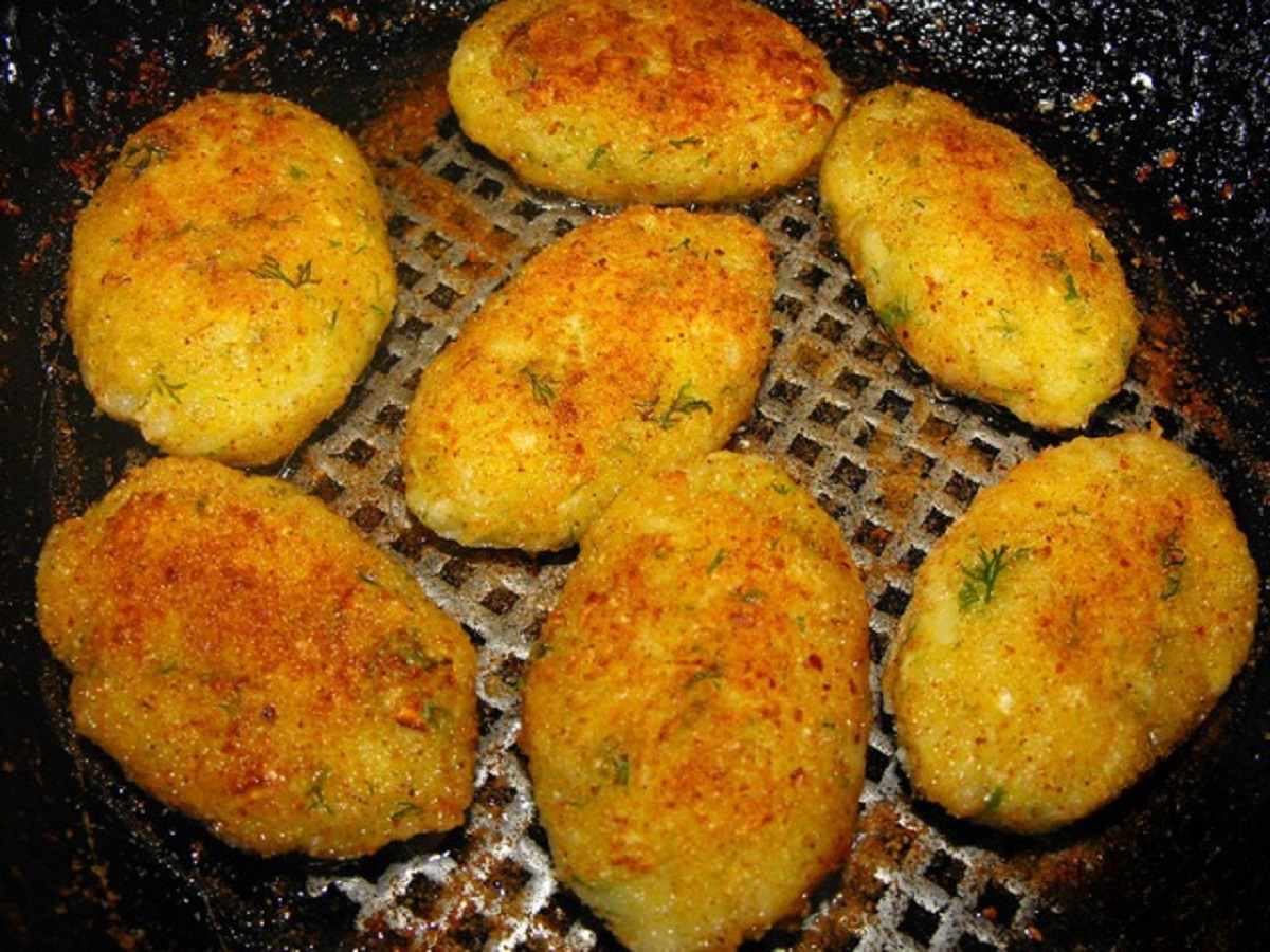 Без фарша и яйца: постные капустные котлеты на сковороде