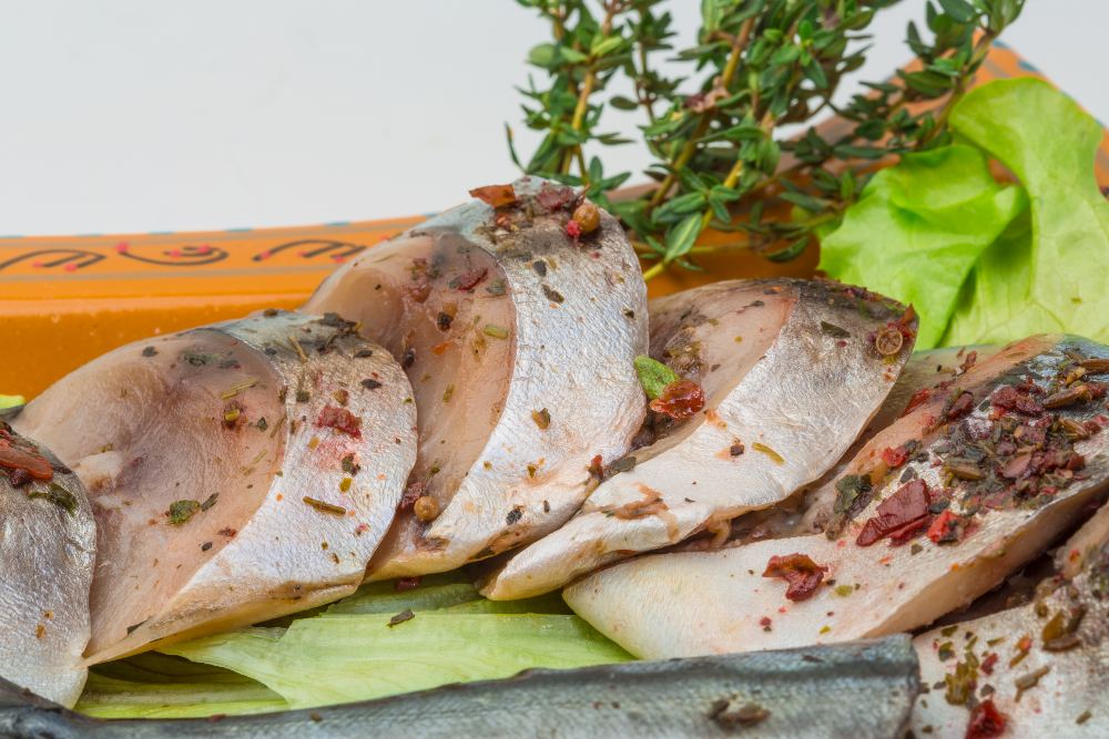 Как вкусно засолить рыбу: 5 рецептов обалденных маринадов